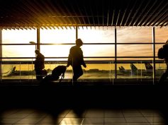 Tourists traveling through an airport. The Colombian government reported that tourism and service-oriented industries has driven the non-mining economic growth within the country. Stock photo by Rudy and Peter Skitterians via Pixabay.