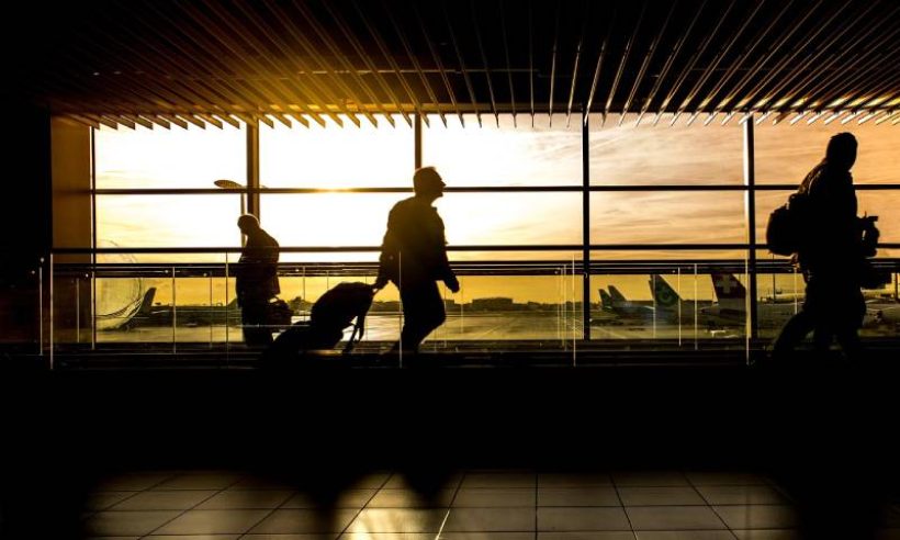 Tourists traveling through an airport. The Colombian government reported that tourism and service-oriented industries has driven the non-mining economic growth within the country. Stock photo by Rudy and Peter Skitterians via Pixabay.