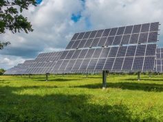 Solar energy panels in an open field. The new deal between NOVVA and ABO Energy ensures the progress of renewable energy resources in Colombia. Stock photo by Sebastian Ganso via Pixabay.