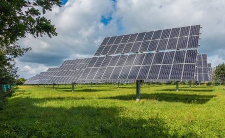 Solar energy panels in an open field. The new deal between NOVVA and ABO Energy ensures the progress of renewable energy resources in Colombia. Stock photo by Sebastian Ganso via Pixabay.