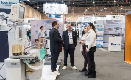 A previous Meditech exhibiton with attendees visiting booths and medical devices on display. (Photo: Feria Meditech)