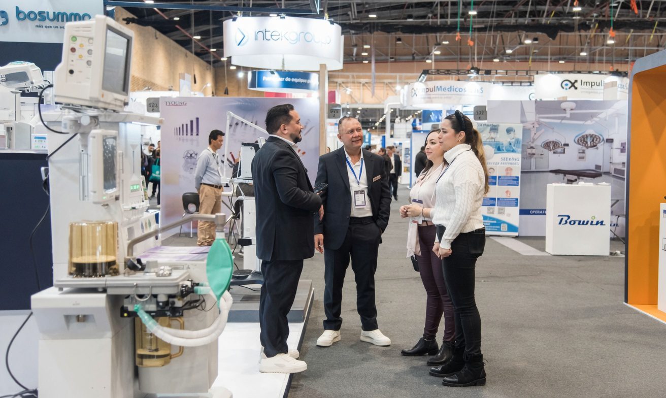 A previous Meditech exhibiton with attendees visiting booths and medical devices on display. (Photo: Feria Meditech)