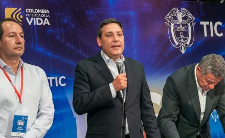 Photo of Mauricio Lizcano announcing the inclusion of 5G in Colombia. (Photo: MinTic)