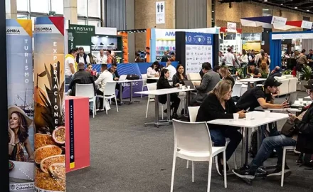 Networking in a previous ILFS exhibition. (Photo : ILFS)