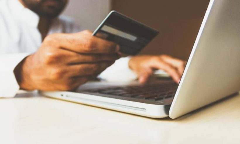 A man is using their credit card to purchase something online. The Financial Superintendency of Colombia said in a report that over 6.078 billion operations related to banking and finances were recorded across the country thus far. Stock photo by Rupixen via Pixabay.