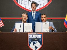 US Senator Bernie Moreno (top center), US Defense Secretary Pete Hegseth (left), and Colombian Defense Minister Jorge Eduardo Mora (right), during a meeting on regional security cooperation, Panamá City. Photo courtesy of Colombia’s Ministry of Defense.