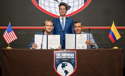 US Senator Bernie Moreno (top center), US Defense Secretary Pete Hegseth (left), and Colombian Defense Minister Jorge Eduardo Mora (right), during a meeting on regional security cooperation, Panamá City. Photo courtesy of Colombia’s Ministry of Defense.