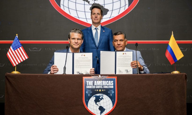 US Senator Bernie Moreno (top center), US Defense Secretary Pete Hegseth (left), and Colombian Defense Minister Jorge Eduardo Mora (right), during a meeting on regional security cooperation, Panamá City. Photo courtesy of Colombia’s Ministry of Defense.
