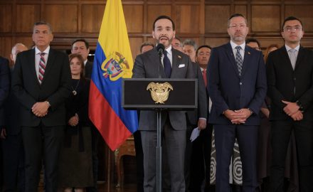 Colombian President Abelardo de la Espriella, center at the podium, stands with members of his Cabinet following an extraordinary security council meeting in Barranquilla on August 23, 2026. Photo courtesy of the Presidency of Colombia.