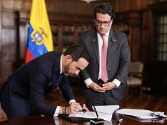 Colombian President Abelardo de la Espriella signs extradition orders to the United States, with presidential legal secretary Andrés Barreto in the background. Photo courtesy of the Presidency of Colombia.