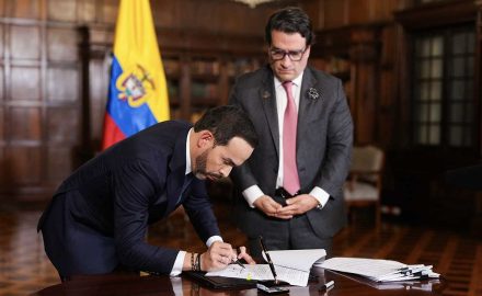 Colombian President Abelardo de la Espriella signs extradition orders to the United States, with presidential legal secretary Andrés Barreto in the background. Photo courtesy of the Presidency of Colombia.