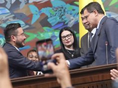 Colombia’s new comptroller general, Jorge Eliécer Laverde, left, shakes hands with Senate President Honorio Henríquez after the vote that elected Laverde to the post. Photo courtesy of the Senate of the Republic of Colombia.