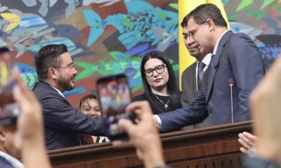 Colombia’s new comptroller general, Jorge Eliécer Laverde, left, shakes hands with Senate President Honorio Henríquez after the vote that elected Laverde to the post. Photo courtesy of the Senate of the Republic of Colombia.