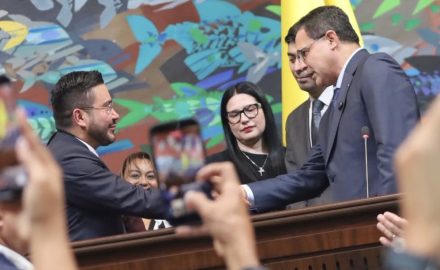 Colombia’s new comptroller general, Jorge Eliécer Laverde, left, shakes hands with Senate President Honorio Henríquez after the vote that elected Laverde to the post. Photo courtesy of the Senate of the Republic of Colombia.