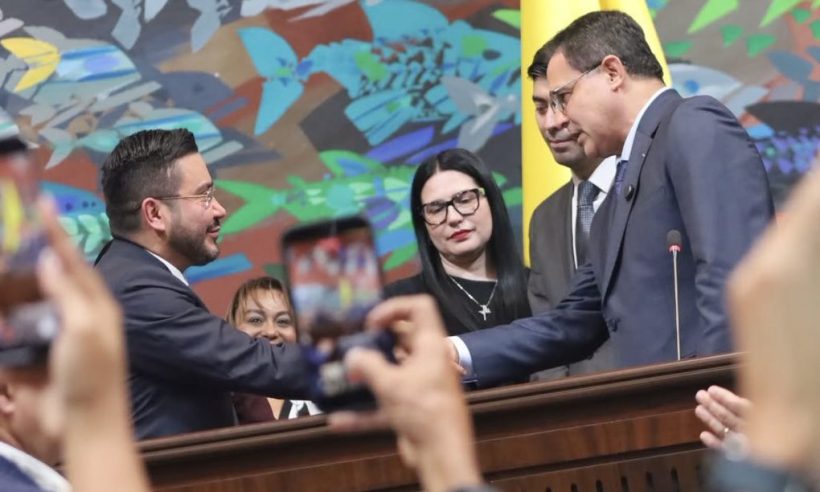 Colombia’s new comptroller general, Jorge Eliécer Laverde, left, shakes hands with Senate President Honorio Henríquez after the vote that elected Laverde to the post. Photo courtesy of the Senate of the Republic of Colombia.