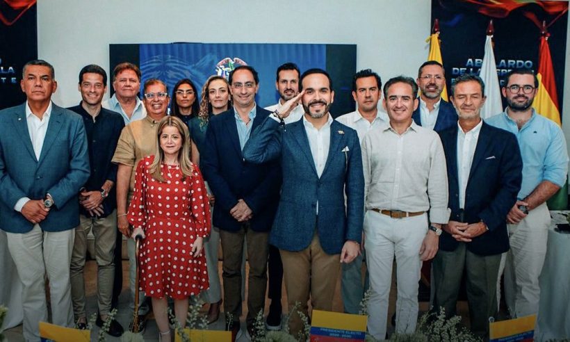 President-elect Abelardo de la Espriella, center, makes the military-style salute that became a hallmark of his presidential campaign as he poses with his Cabinet during a leadership retreat ahead of his inauguration. Photo published on X by the incoming administration.