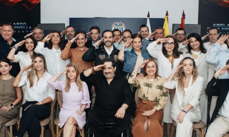 President-elect Abelardo de la Espriella poses with his Cabinet during a leadership retreat ahead of his inauguration. Photo published on X by the incoming administration.