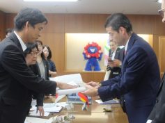 Colombia's trade minister and Japan's state minister of Economy, Trade and Industry shake hands in Tokyo
