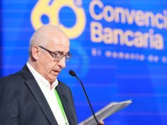Leonardo Villar reads remarks at a lectern in front of a 60th Convención Bancaria backdrop in Cartagena.