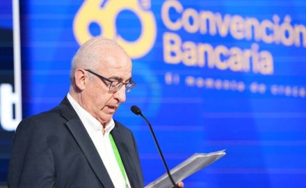 Leonardo Villar reads remarks at a lectern in front of a 60th Convención Bancaria backdrop in Cartagena.