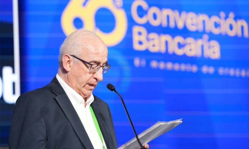 Leonardo Villar reads remarks at a lectern in front of a 60th Convención Bancaria backdrop in Cartagena.