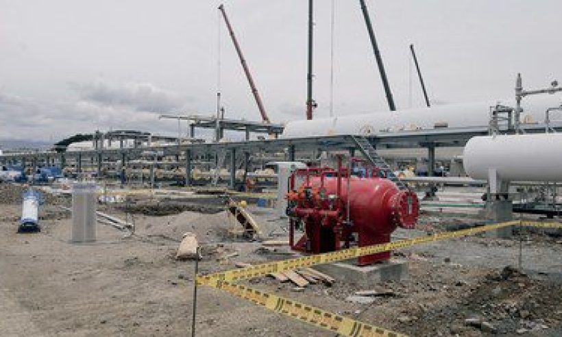 Pipe racks, equipment and cranes at the Regasificadora del Pacífico plant construction site in Buga, Colombia